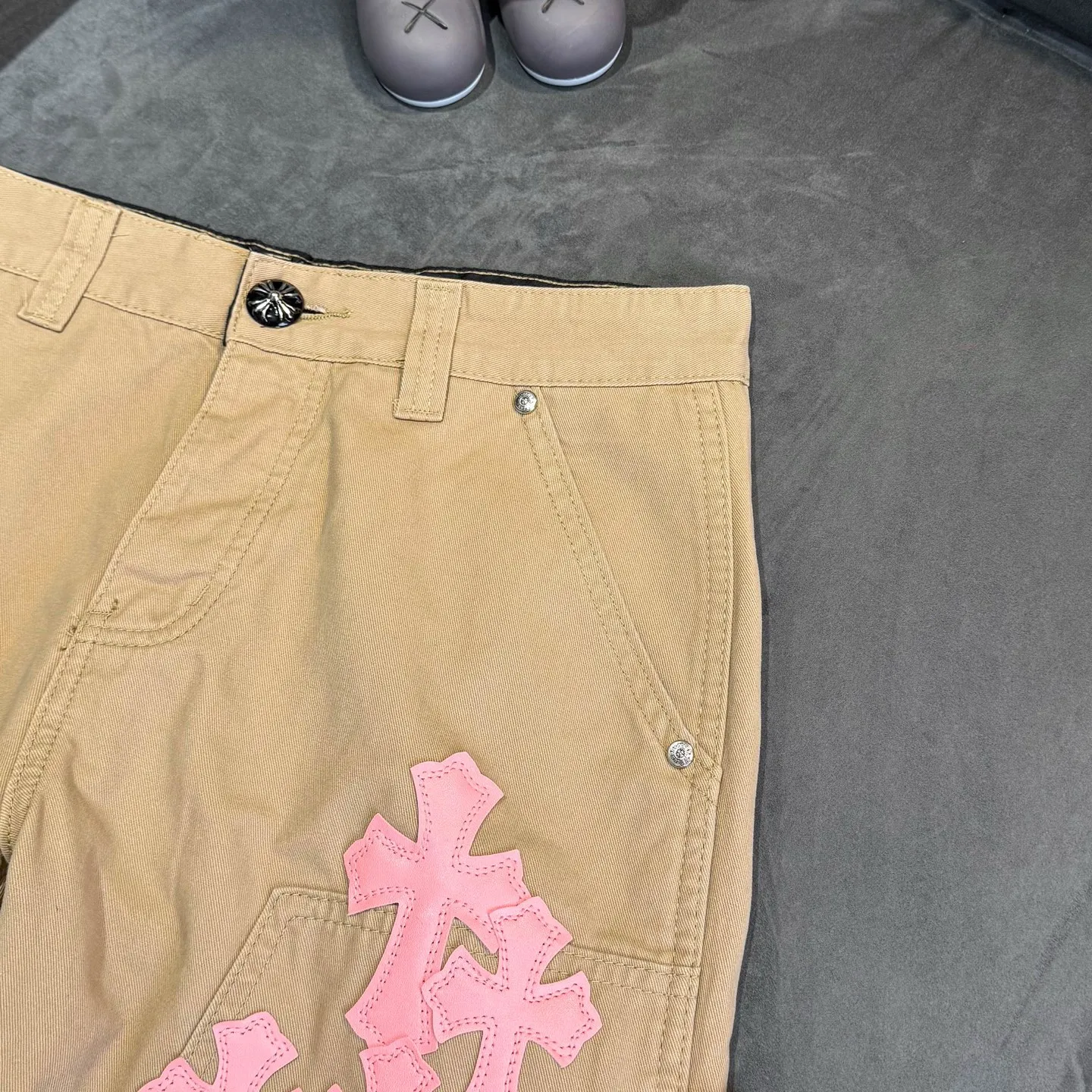 P270 CHROME HEARTS 2025 new khaki logging pink checkerboard cross leather couple style loose jeans Top ceiling quality Styles with different washed textures are very friendly to people with thin legs and thick legs. The straight and loose version is very flattering to the leg shape. The moderate length will never go out of style, easy to match with casually, the basic styling of various styles, a must-have in the wardrobe! The fabric is stiff but also makes the upper body soft without losing texture. The washing process is even more perfect. It is a must-have item for everyone! ! ! Color: Khaki Size: 28/30/32/34 Waist: 75/80/85/90 Knee: 45.5/47/48.5/50 Pants length: 102/104/106/108